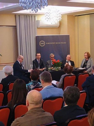Zdjęcie przedstawia uczestników VIII Ogólnopolskiej Konferencji Naukowej. Budując przyszłość - nowe procesy, przekształcenia i trendy na rynku nieruchomości