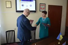 Dyrektor podajacy rękę